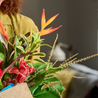 buquê de flores tropicais pequeno com  folhagens verdes