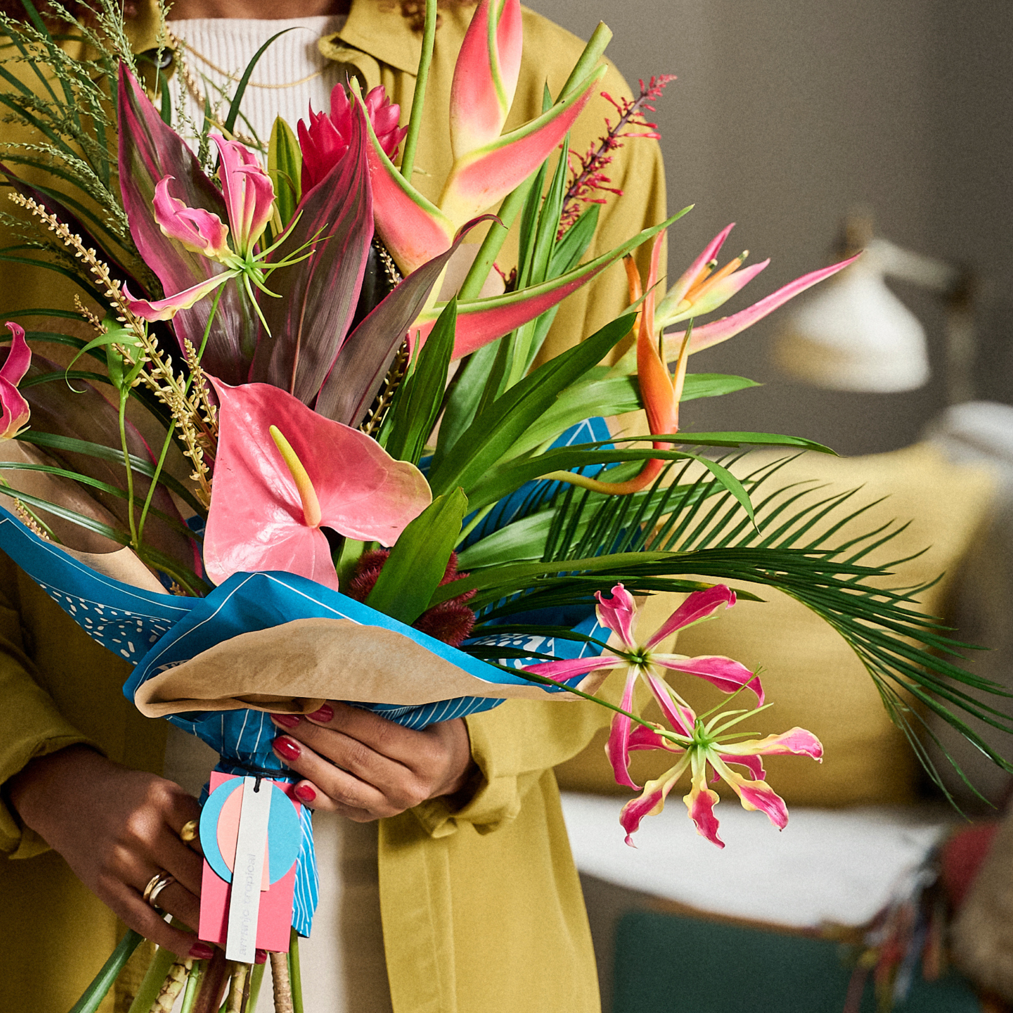 detalhe das flores tropicais em buquê médio